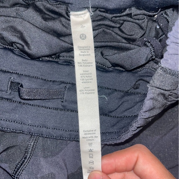 Lululemon black camo hotty hot shorts 4 in size 2 - Picture 2 of 3